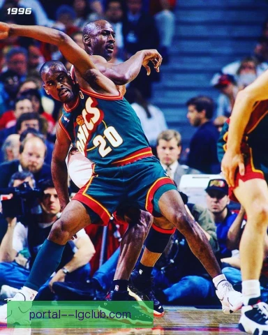 1980年NBA总决赛魔术师约翰逊：卡位篮板与中锋角色成就新秀FMVP